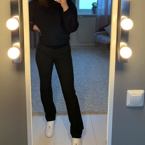 Emporio Armani - Kostymbyxor från Emporio Armani. Osäker på exakt storlek men passar mig som har S. Fint skick, knappt använda. Färgen är svart/grå. Pris: 200kr 