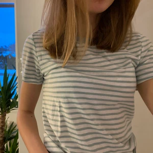 Randig tshirt - Aldrig använd så i toppenskick💙från BIKBOK