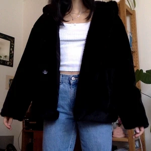 Fuskpäls Zara - Så gosig jacka från Zara. Har fickor och luva, går att knäppa med tre knappar på framsidan. Storlek M men passar mig som har xs-s. Varm och mjuk, endast provad. 