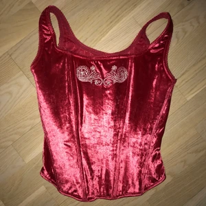 Röd sammet korsett - Jättefin korsett i sammet, köpte men passade tyvärr inte mig så säljer den vidare (frakt kostar 48kr eller 66kr spårbart)