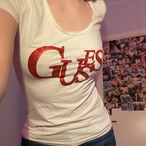 guess tröja - jättefin t-shirt köpt från guess, texten är lite sprucken. säljer pga att den inte är min stil. 