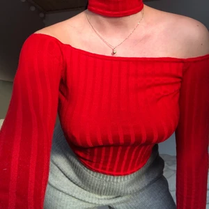 Röd ribbad tröja från HM storlek xs  - Röd ribbad tröja med choker som går att vika ner/klippa av. I bra skick