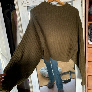 stickad mys tröja - Tjock tröja från gina tricot. Grön/Brun färg. supervarm. lite croppad. Köpt förra vintern för 399                   BILLIG FRAKT VID KÖP AV FLER PLAGG 🦋💜