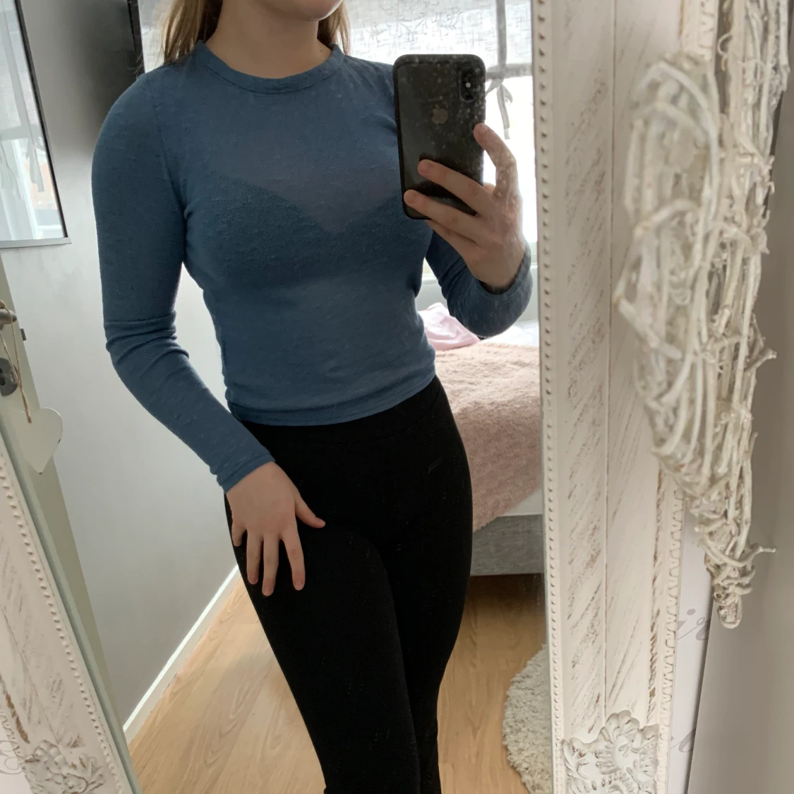 Fin blå tröja med öppen rygg