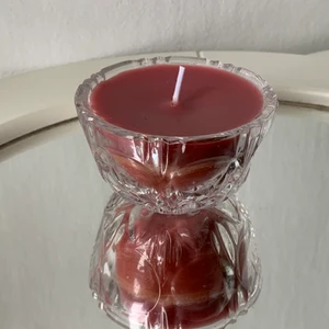 Ljus - Jag gör ljus av gamla ljusstumpar som skulle ha slängts och av secondhand köpta behållare. Detta ljus är 4,5cm högt och 8cmd. Det har en svag doft och flera färglager☺️