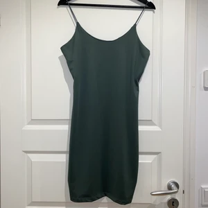 Magisk sidenklänning m. lapp kvar! - En superfin enkel ”siden”klänning i en magisk färg! (svårt att fånga exakt på bild). Lappen är kvar, aldrig använd då jag har 2 exakt likadana. Strl M, men passar mindre också om man vill att den ska sitta lite lösare. Också perfekt om man vill ha under stickad tröja exempelvis😍 140kr inklusive frakt🥰