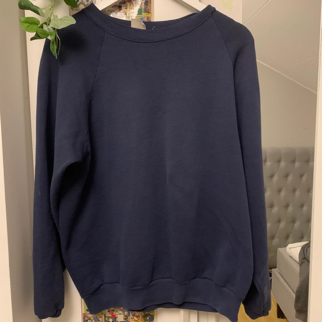 tjock mörkblå sweatshirt