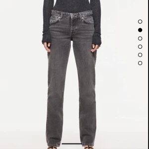 Gråa jeans - Säljer dessa superpopulära zara jeans i 36, helt nya med lapp på!                                                      ¡Söker strlk 34! (om någon har och vill byta hit me up!)                                                                           HÖGSTA BUD 430+ frakt🥰🥰.                                          Köp för 500kr+frakt direkt!🥰
