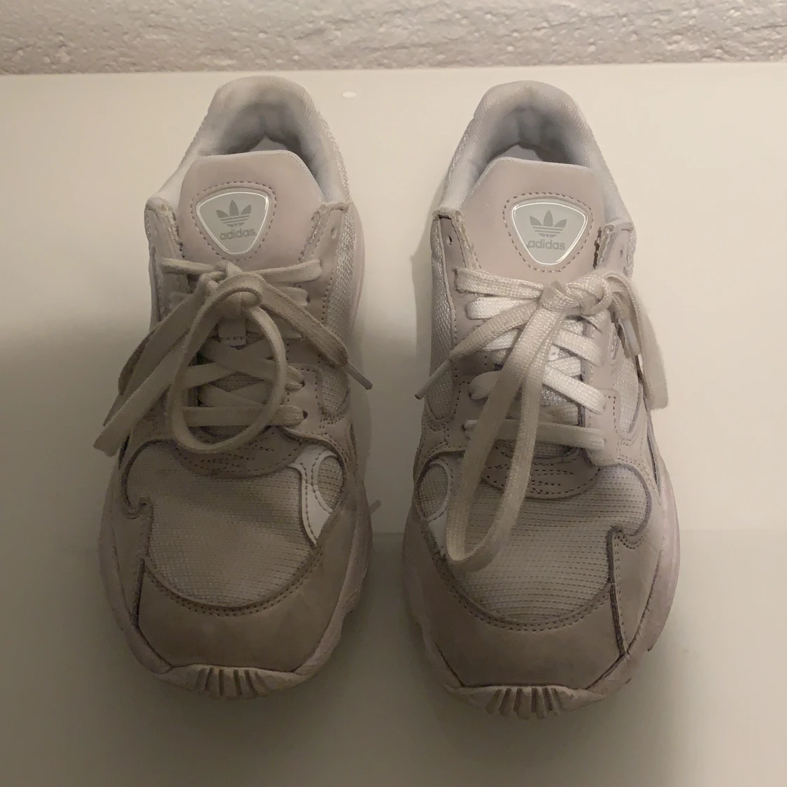 Falcon Adidas skor i beige - 90