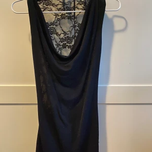 Glittrig topp  - Jättefin svart topp som glittrar, dem vita prickarna är glittret. Svårt att få det på bild. Baksidan som man ser på bilder är svartspets. Superfin & mjuk verkligen. Storlek S/M Frakten står jag för🌸