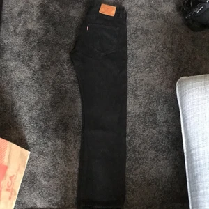 Levis jeans 501, W31 L30 - Levis jeans 501 storlek 31 i midja & 30 i längd, har inte använt dom så mycket så dom är inte slitna någonstans, använde dom en kort period under sommaren men växte ur dom. Dom är enligt mig korta för jag gillar jeans som går över skorna mycket, men dom är inte för korta dom slutar typ vid skorna på mig och jag är 176 cm lång.
