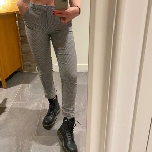 Kostymbyxor - Säljer mina älskade kostymbyxor som jag tyvärr inte har användning av längre. Från bershka!