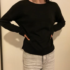 Gina Tricot svart kofta - Hej 👋🏼 säljer en skönt svart kofta som jag använd den ett par gånger och nu ligger den bara i min garderob. Kedja känns inte. Storleken passar på både M och S. Lägsta bud: 40