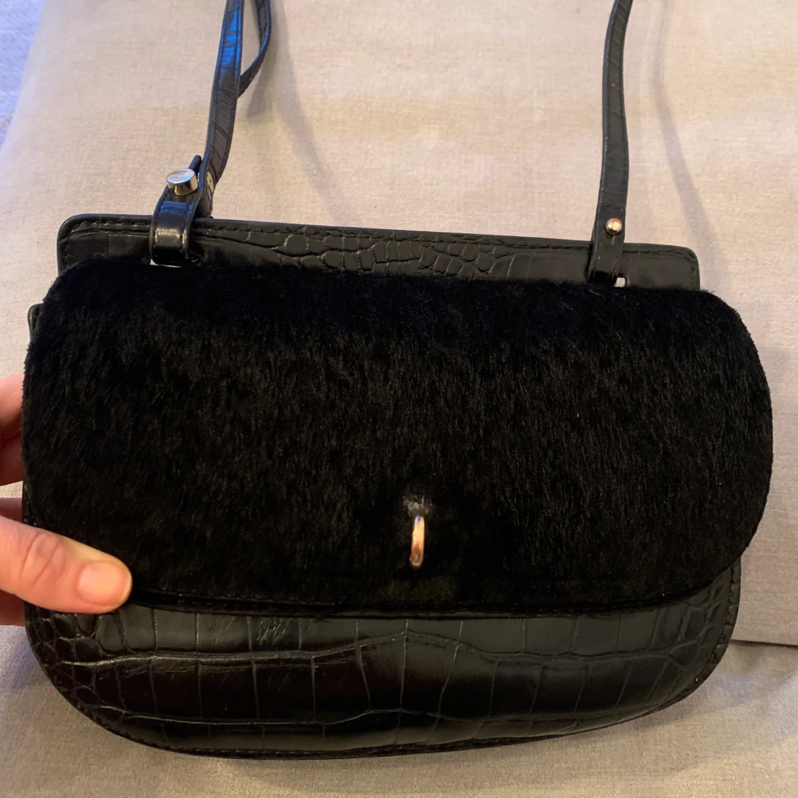 Fin väska med reptil och päls detaljer 