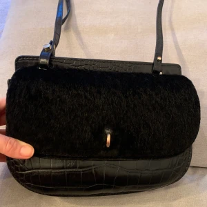 Fin väska med reptil och päls detaljer  - Superfin väska från zara. Gulddetaljen framme sitter lite löst och fästena ser olika ut. Dock inget som gör att väskan ser sliten ut. I bra skick  i övrigt 