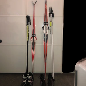 Längdskidor  - 800kr styck! Man får skidorna,stavar,skor! Skorna är i storlek 37 1/3 och de andra paret är  42. Pris kan diskuteras 