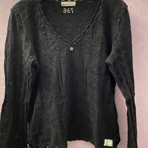 Odd Molly- My Dear Sweater - Stl 3 *Nyskick* - Svart stickade tröja från märket Odd Molly. Tröjan är helt svart, på detaljbilden är det delvis blixten som gick på ;) Storlek 3 (42). Bomull. Kan såklart skickas med skicka lätt. Swish finns.