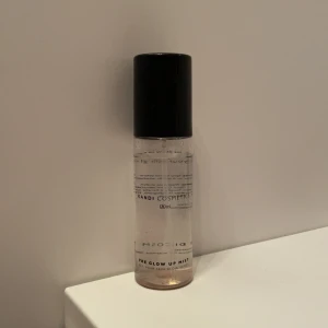 Glow up mist - Ett spray som ger glow, skakar man flaskan ser den it som bild 2, endast använd lite som ni ser på bilderna