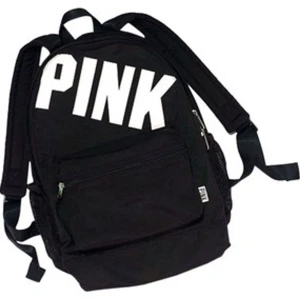 Ryggsäck - Stor rymlig ryggsäck från Victoria secret pink. Får plats med allt i verkligen, speciella fack för lite allt möjligt tex dator pennor osv! Lånad bild men i fint skick, köpt för några år sedan i usa! Skriv för bilder eller böttre pris! Pris exl frakt