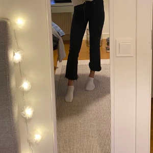 Svarta kick flaire jeans  - Jättesnygga jeans från drDenim. De var från början bootcut men jag klippte av dom så de blev kick flaire🤪 Använda ett antal gånger men fortfarande i bra skick. Kan mötas upp i Göteborg, annars kostar frakt 80 kr. 😜❤️
