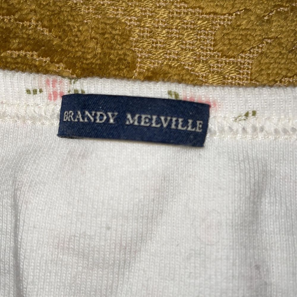 urgullig blommig brandy melville topp, använder knappt aldrig denna då den inte är min stil. brandy Melville klassificerar sig själva som ”one size fits all” men den passar förmodligen som bäst på XS-S. tar emot bud eller byter mot annat klädesplagg, frakt diskuteras! <3. T-shirts.