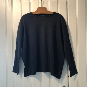 Mjukiströja  - Mysig, gråblå tröja i bomull från Cos. Sparsamt använd