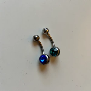 navelpiercing - säljer mina två navelpiercingar, man kan köpa en för 50kr eller två för 75kr 💓
