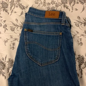 Lee jeans - Lee jeans i storlek 28/31. Superfin blå färg, i bra skick. Säljes då de är för små. 