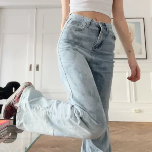 Baggy bleached jeans  - Köpta secondhand, har lagt ner dem och blekt dem! Otroligt snygg passform. Jag är 168cm (se bild)