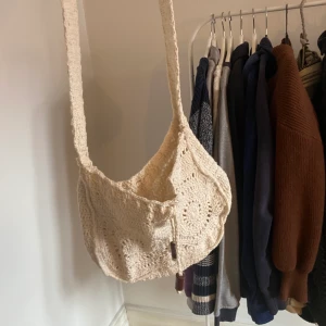 Gullig sommarväska! - Säljer denna urgulliga sommarväskan (det var svårt att ta bild men kan försöka ta nya- skriv i chatten!), den är ganska rymlig & har ett band. Den är så söt men använder den aldrig tyvärr