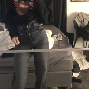 Zara jeans - storlek 34, jag är 173 lång och sitter bra i längden. Bra skick ändast använda få gånger. Buda:)