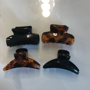 Hårklämmor! - Säljer fyra små gulliga hårklämmor som jag köpt på shine! Köp en för 10kr eller alla för 30kr💕💕 frakt; 12kr