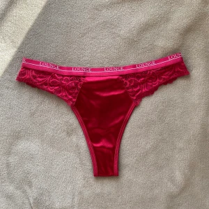 Lounge underwear thong - Helt nya och oanvända trosor från lounge underwear i storlek M. Skulle säga att dem passar S också. Det är en röd-rosa jätte fin färg. Har så många andra underkläder i denna balcony serie så säljer dessa! Köpta för 220 kr. Dessa trosor har jag inte testat.  Frakt på 30 kr tillkommer 💞
