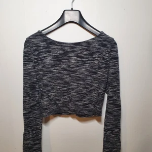 Magtröja med unik mönster  - Säljer en magtröja med ett unikt grått och svart mönster i bra skick bortsett att det har jättelitet hål på baksidan som i princip inte syns,se sista bilden för bevis. Tröjan är i storlek S. Mitt pris 40kr. 