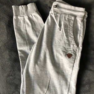 Träningsbyxor i nyskick Xs ✨ -  •Storlek Xs •Pris 55 kr •Bekväma, fina och bra kvalité •Knappt använda och tvättade efter användning •Nyskick, hittar ingenting att anmärka på 🚫Djurfritt och rökfritt hem 📍Kan mötes upp i Mölnlycke 📬Kan skickas mot fraktkostnad 