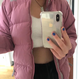 Rosa The Norh Face dunjacka XS - Säljer en fin The north Face-dunjacka i strl L girls size men skulle säga att det är en XXS/XS i damstorlek. Obs! Kortare ärmar för mig som är 172 cm. Fint skick från ett fräscht hem!                                                       Ska se om någon är intresserad först