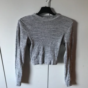 Grå topp crop top polokrage - Knappt använd topp i stretchigt ribbat tyg med lite polokrage. Strl S