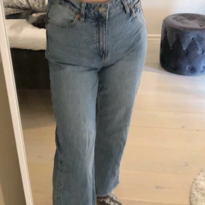 Jeans  - Ett par as snygga och trändiga byxor. Vet inte varit de är ifrån eller så men de ä i storlek S men skulle passa som M och XS. Säljer de för 100kr då jag aldrig använt de. Pris går att diskutera 