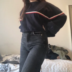 Brandy Melville croppad tröja - En croppad collegetröja/ tjocktröja från Brandy Melville. Knappt använd så i gott skick! Onesize men passar s/xs. Priset är diskuterbart!