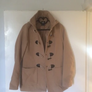 Kappa  - Jättefin kappa i ullmix. Beige med huva. Storlek 38. 