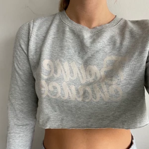 Croppad sweatshirt  - En ljusgrå croppad Sweatshirt från Gina Tricot. Storlek: M 