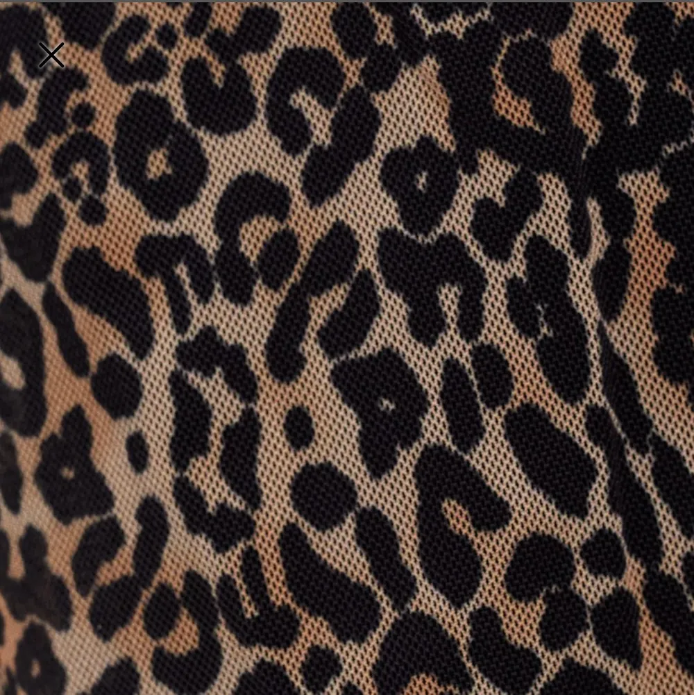 jättesnygga och trendiga leopard print byxor från Bershka, utsålda atm!! knappt använda så i väldigt bra skick 💕💕💟💟👏🐆🐆🐆. Jeans & Byxor.