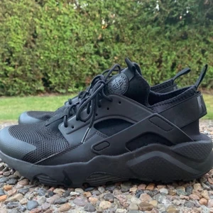 Nike Huaraches - Säljer dessa snygga nike skorna då jag aldrig fått användning av dem, de är storlek 42,5!! Skitsnygga och såå sköna.