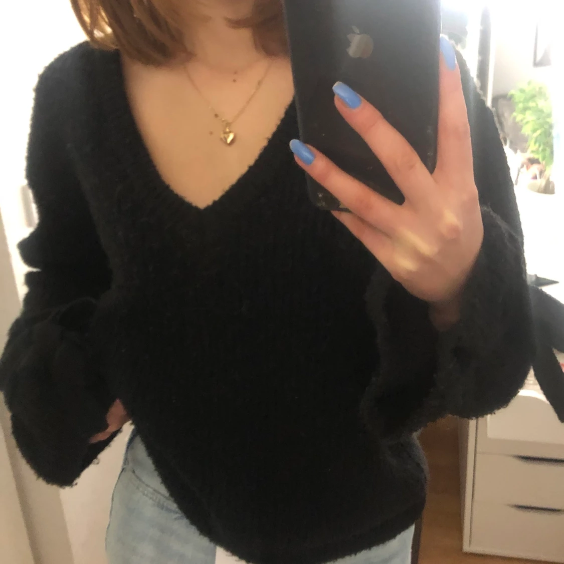 Fin svart ribbad tröja med knyttningar - 90