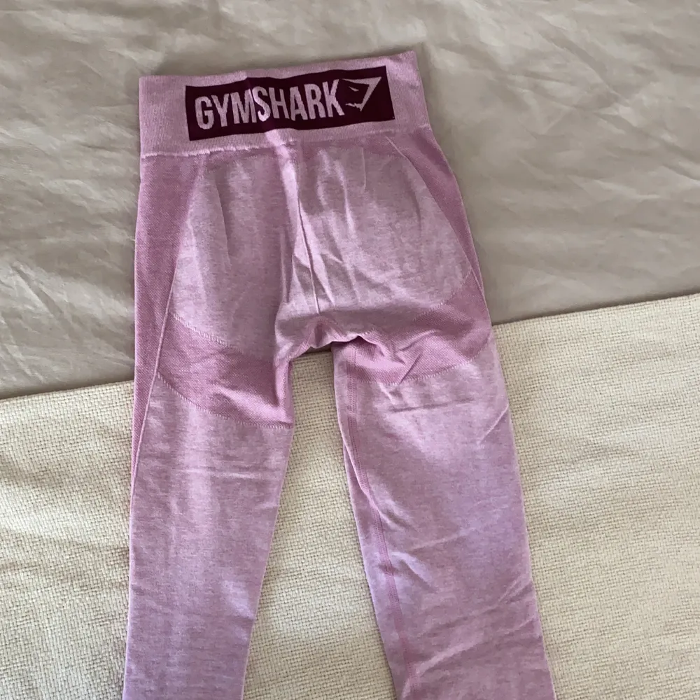 Knappt använda tights från gymshark i storlek xs. Säljer för jag har så många. I färgen rosa med framhävande detaljer. Jag är en s men dessa passar både xs och s.. Jeans & Byxor.