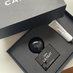 Caia parfym LA NUIT - Helt nya Caia parfym. Är i doften LA NUIT. Aldrig använd. Inte ens doftad på pga att jag råkade köpa två stycken. Luktar supergott verkligen. Använder min egna dagligen. På andra bilen ser man hur handkrämen är plomberad och jag har aldrig sprutat parfymen💓💓nytt pris 695kr.               (Köparen står för frakten)