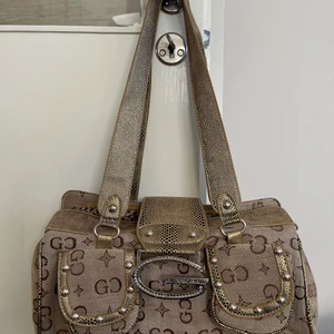 Guido&Cavalli väska - Väldigt fin och sparsamt använ väska, köpt på humana för runt 250kr. Finns fickor med dragkedja innuti. Buda gärna i kommentarerna! Frakt ingår ej