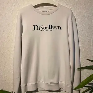 JUNKYARD SWEATSHIRT MED TRYCK ”Disorder studios”.      Väldigt bra skick, Passform L