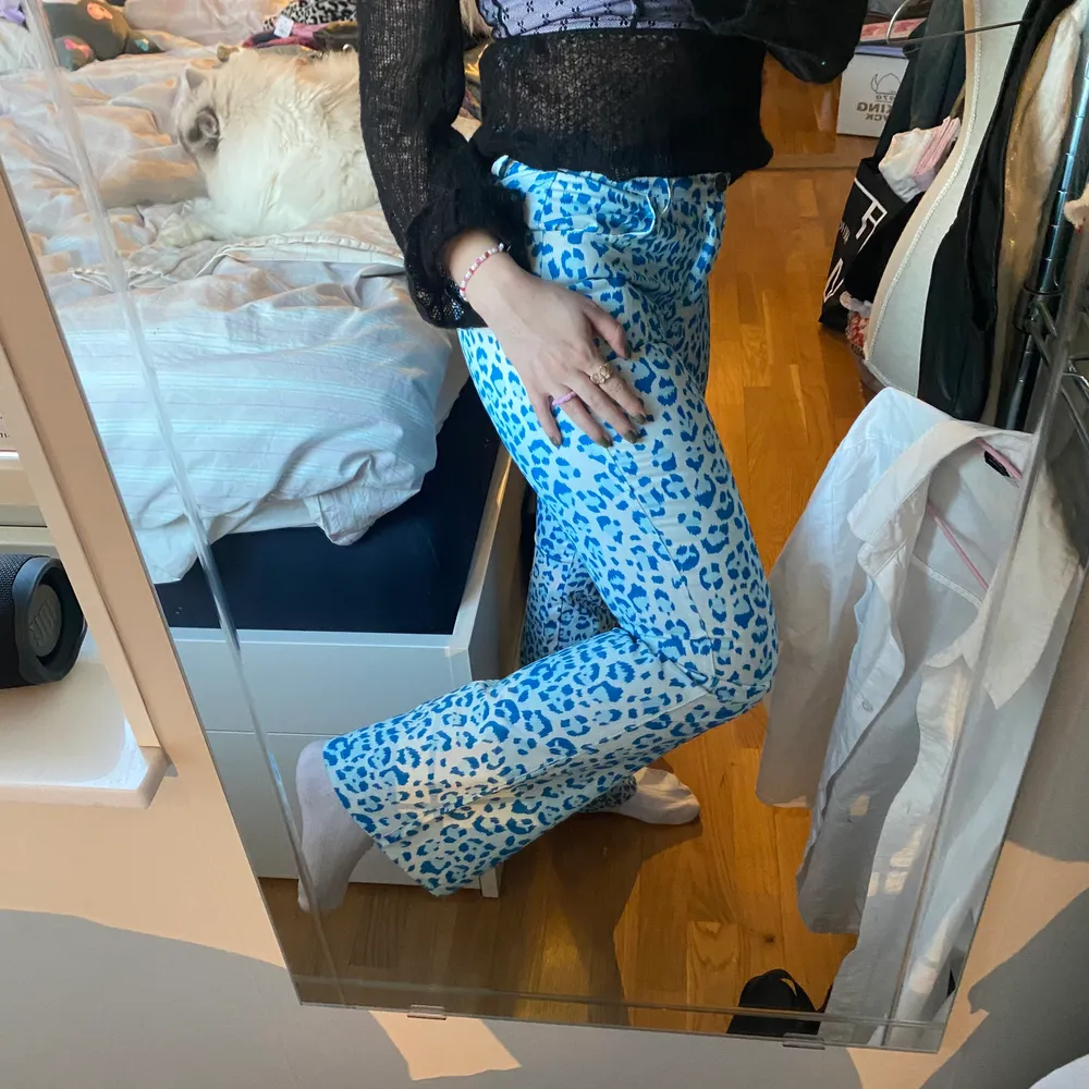 Trendiga blåa leopard byxor i polyester säljer pga försmå för mig mitt midjemått är 69cm skulle säga att dessa passar en 34-36 om fler är intresserade blir de budgivning . Jeans & Byxor.
