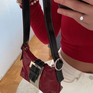 Väska  - Sjukt snygg 90-tals handväska!💓 Super bra bevarad och passar bra till det flesta🥰 kommentera eller kom privat vid intresse!🌟
